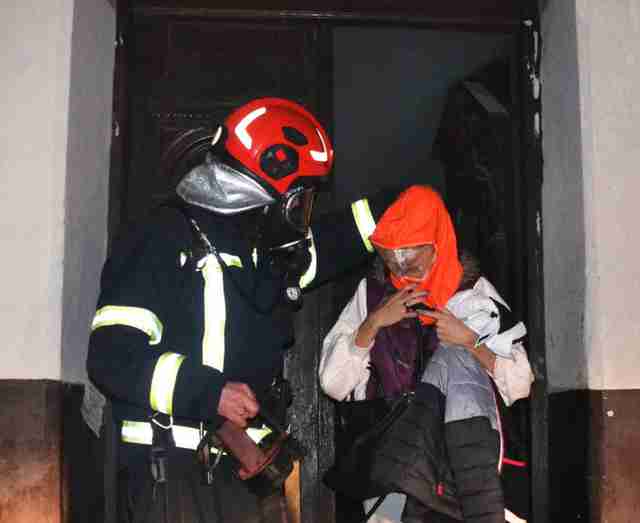 У Львові через пожежу проводили евакуацію людей з багатоквартирного будинку (ФОТО)
