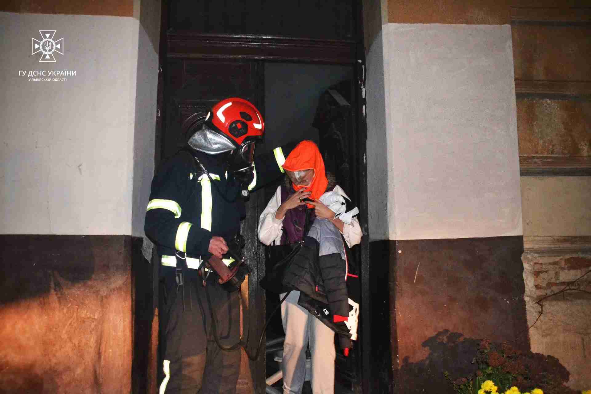 У Львові через пожежу проводили евакуацію людей з багатоквартирного будинку (ФОТО)