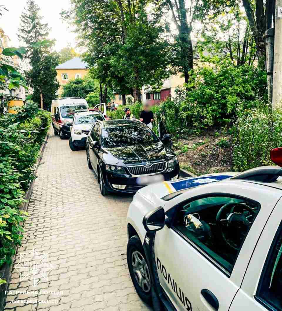 У Львові через припарковане авто не змогли проїхати екстрені служби, які прямували на виклик
