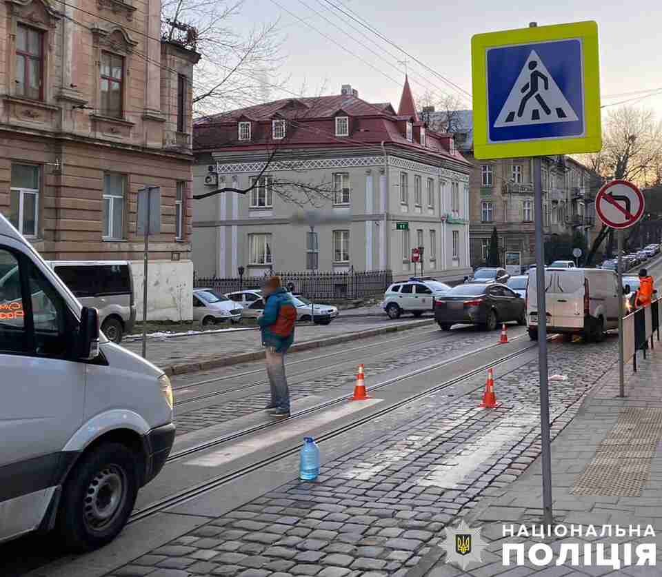 У Львові чоловік і жінка потрапили під авто (ФОТО)