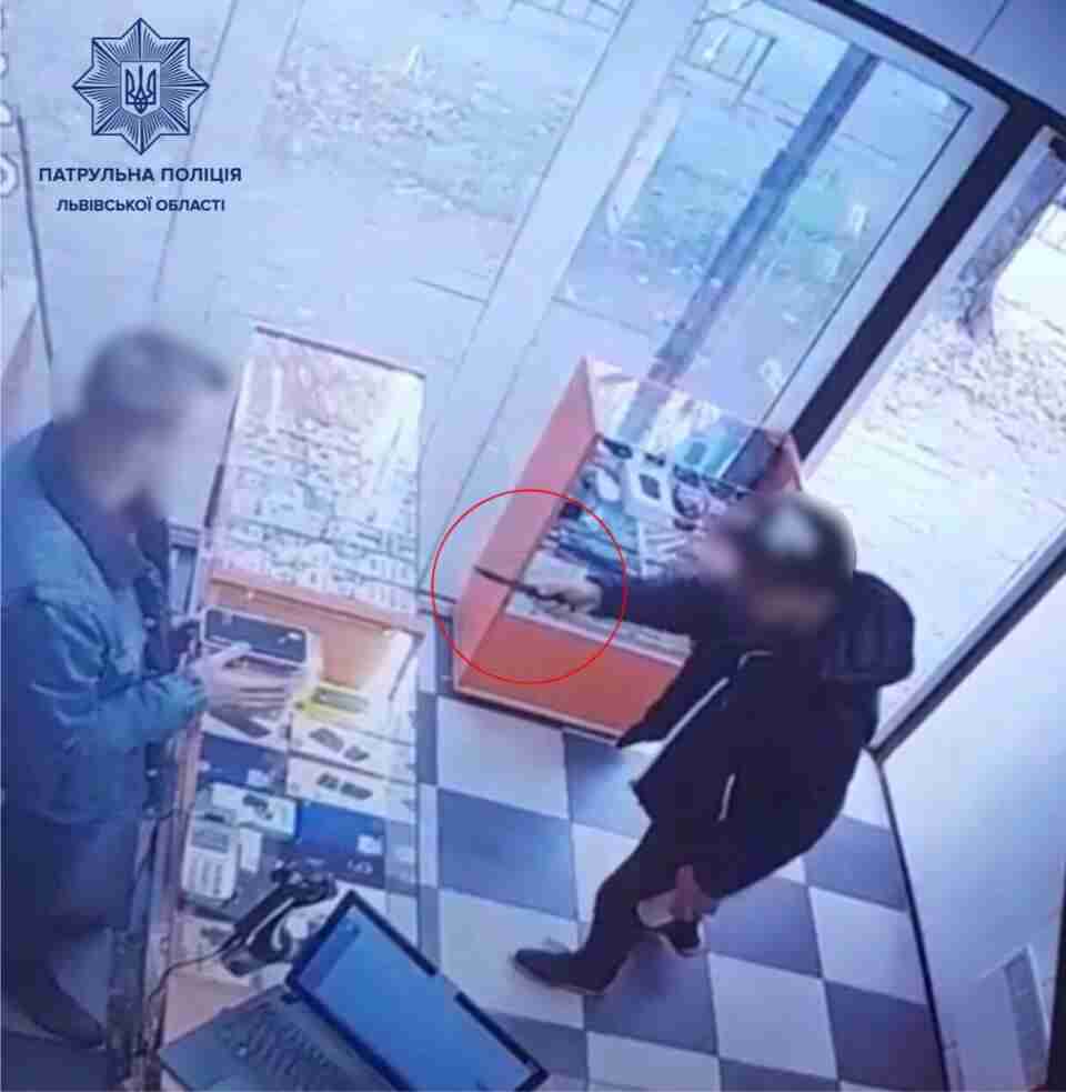 У Львові чоловік ножем погрожував працівникам магазину (ФОТО)