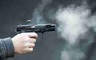 У Львові чоловік посеред дня стріляв на вулиці з пістолета