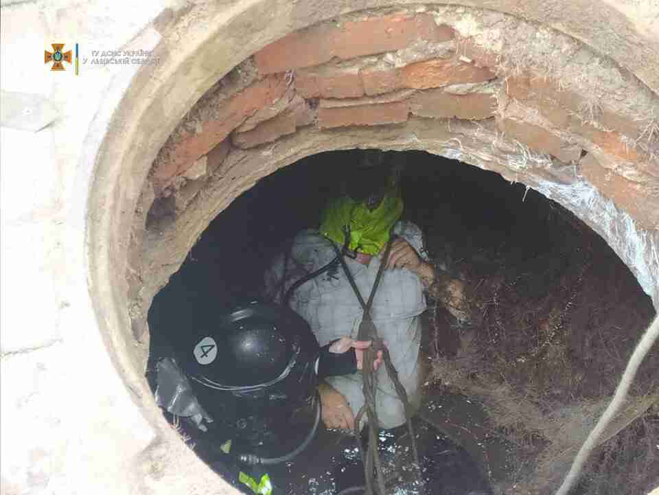 У Львові чоловік провалився в каналізаційний колодязь (ФОТО)