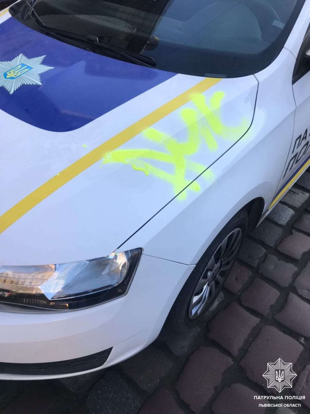 У Львові чоловік розмалював автомобіль поліції (фото)