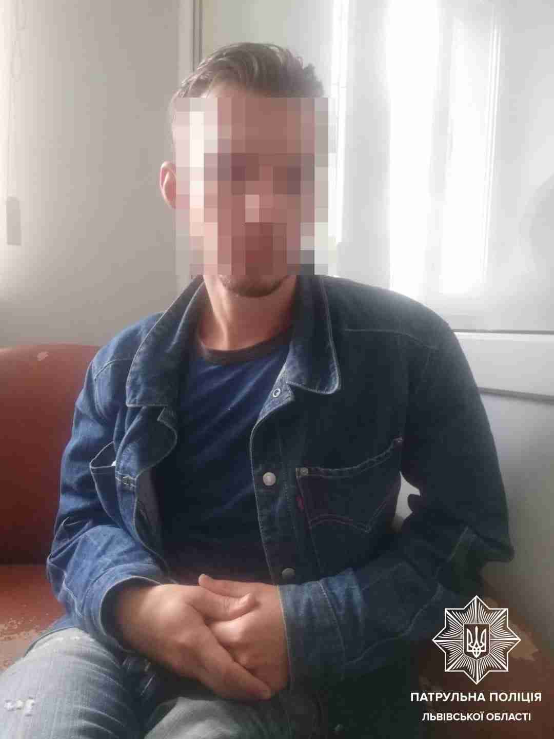 У Львові чоловік вдарив поліцейського, який затримував п`яного товариша