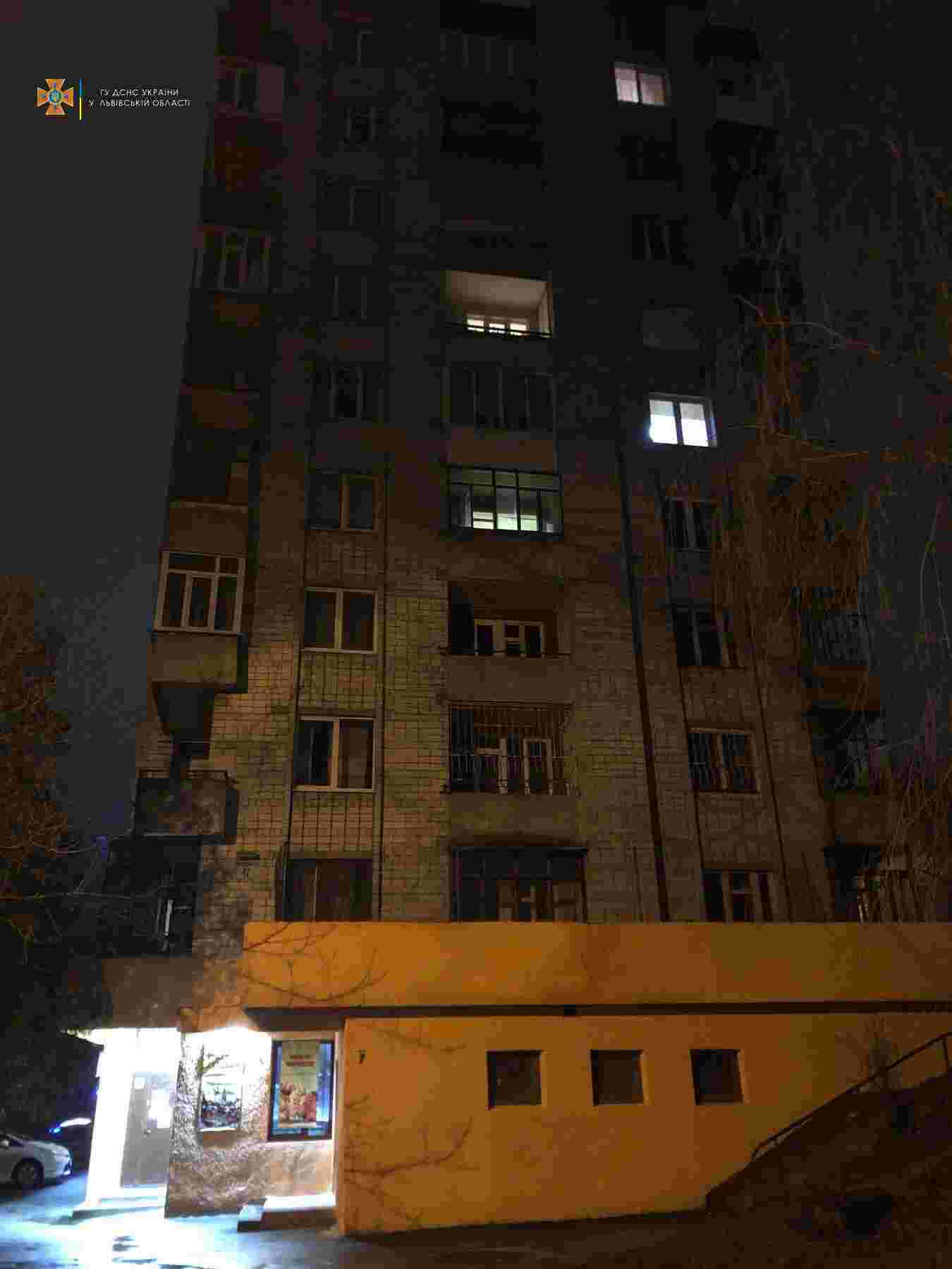 У Львові чоловік випав з вікна квартири