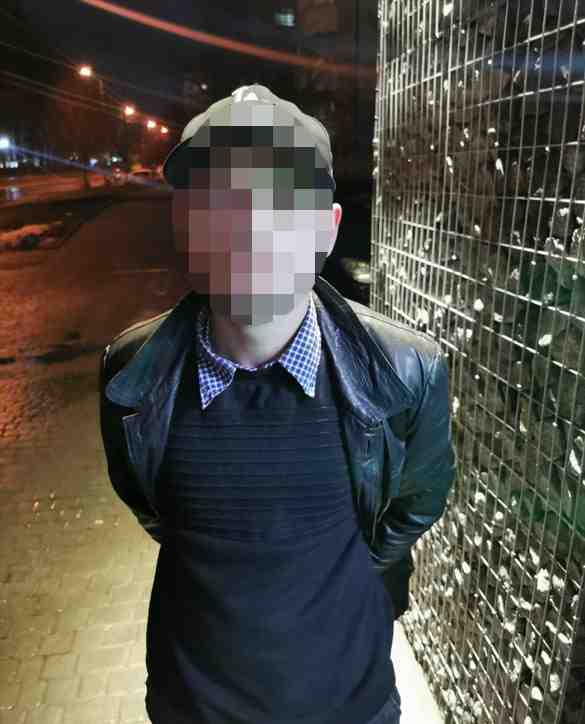 У Львові чоловік зірвав зі стіни ломбарду телевізор і втік (фото)