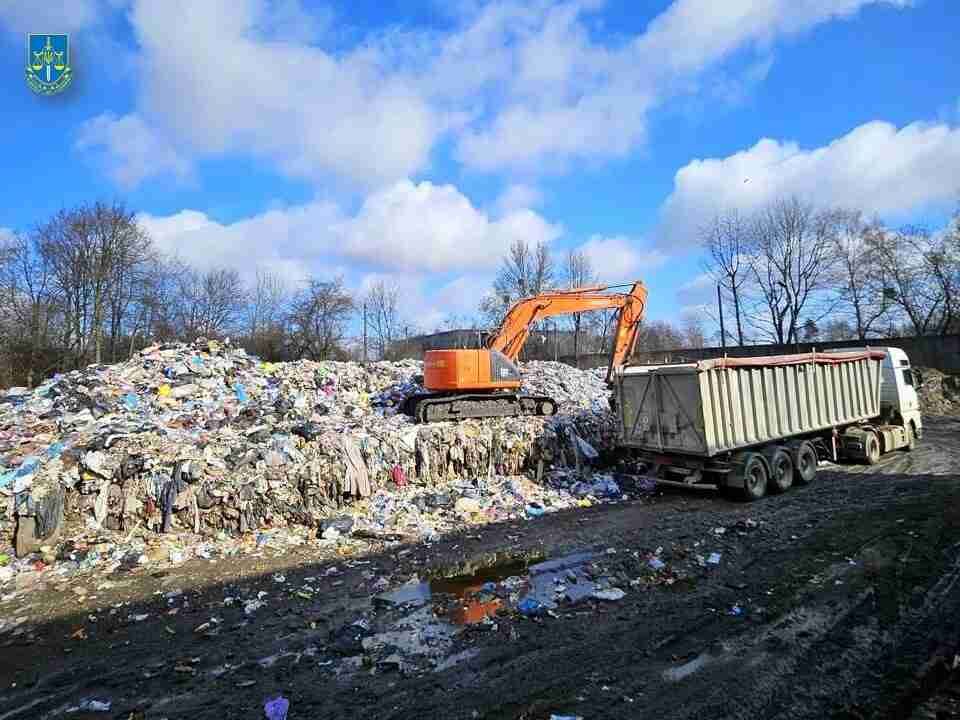 У Львові директор підприємства дав вказівку скидати небезпечні відходи на території державного оборонного заводу