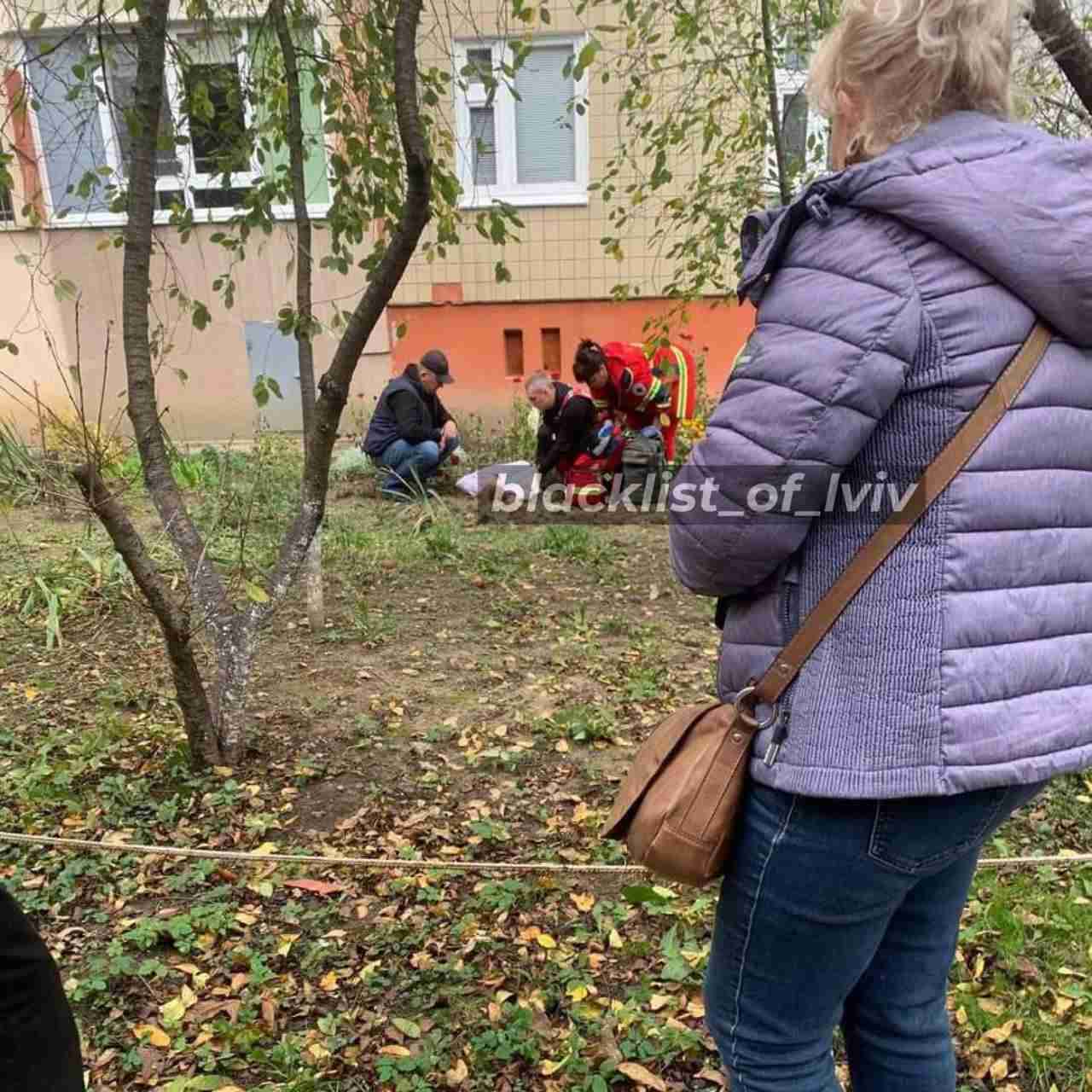 У Львові дівчина випала з вікна будинку (ФОТО)