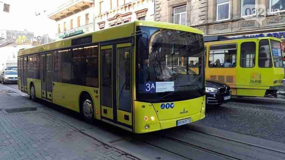 У Львові дівчина заявила про напад контролерки через відсутність квитка в автобусі (ВІДЕО)
