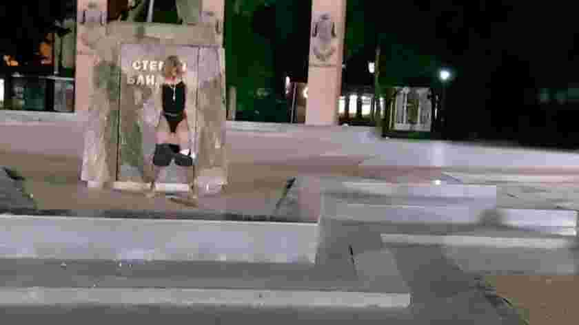 У Львові дівчина демонстративно справила нужду під пам’ятником Бандері (ВІДЕО)
