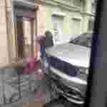 У Львові «Dodge» вилетів на тротур і збив жінку з дитячим візочком (ФОТО)
