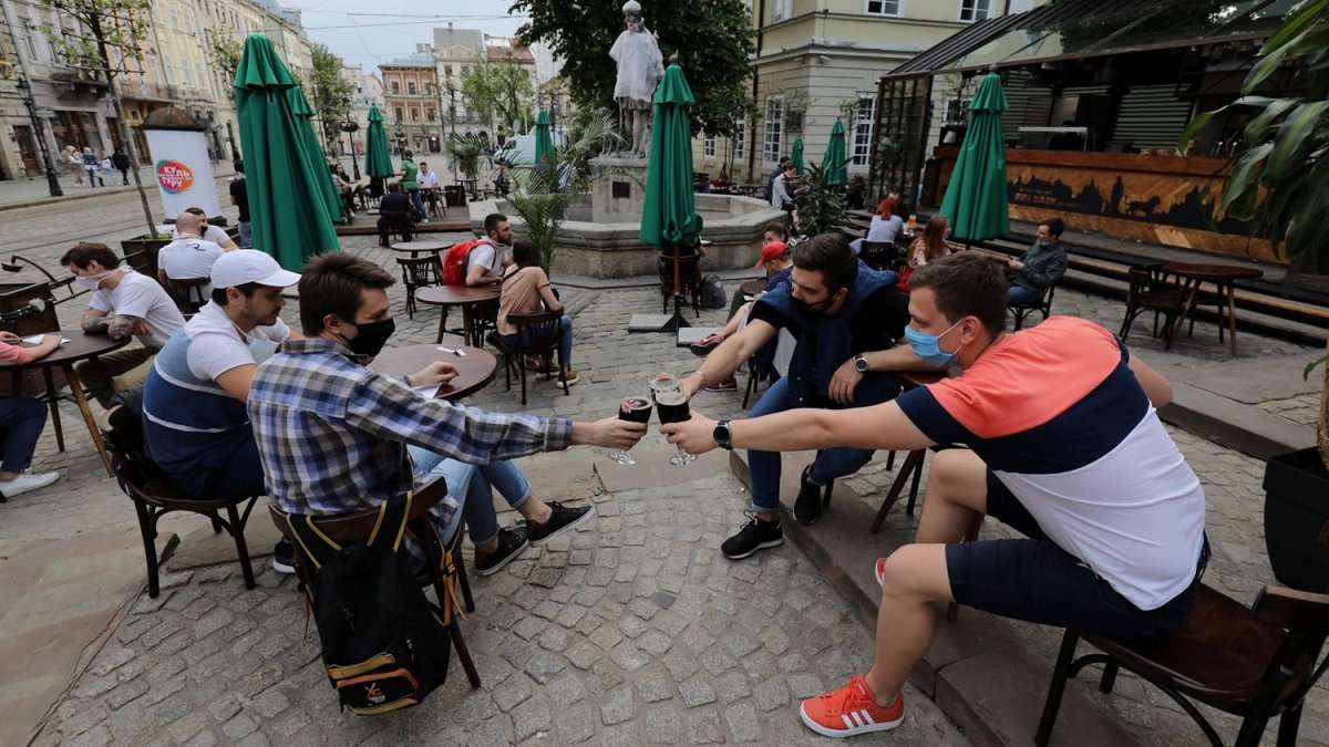 У Львові дозволили пересуватися групами та сидіти за столиками вчотирьох (відео)