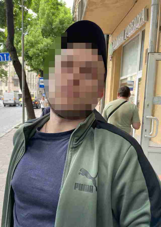 У Львові двоє чоловіків побили і пограбували одеситку (ФОТО)