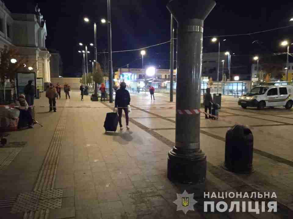 У Львові двоє поліцейських, які били людей на залізничному вокзалі, сядуть за грати на 7 років