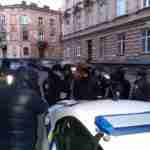 У Львові двоє чоловіків побили та пограбували таксиста (фото)