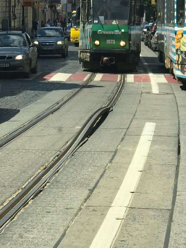 У Львові «дибки стали» трамвайні рейки (фото)