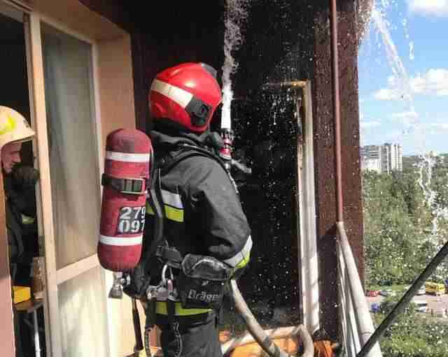У Львові гасили пожежу на десятому поверсі житлової багатоповерхівки (ФОТО)