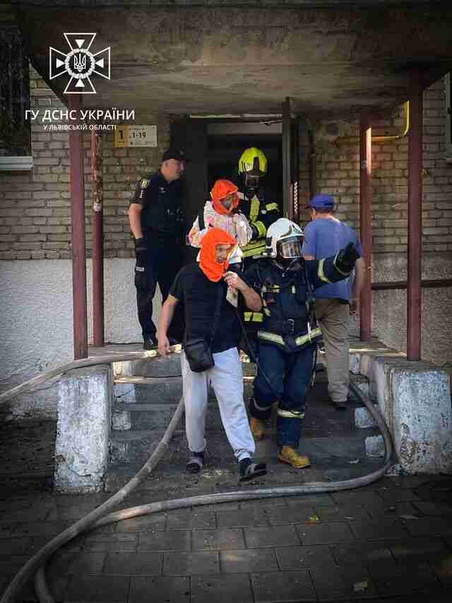 Масштабна пожежа: у Львові горить квартира в багатоповерхівці (ВІДЕО)