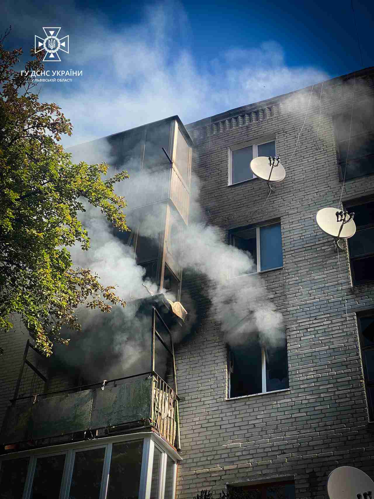 Масштабна пожежа: у Львові горить квартира в багатоповерхівці (ВІДЕО)