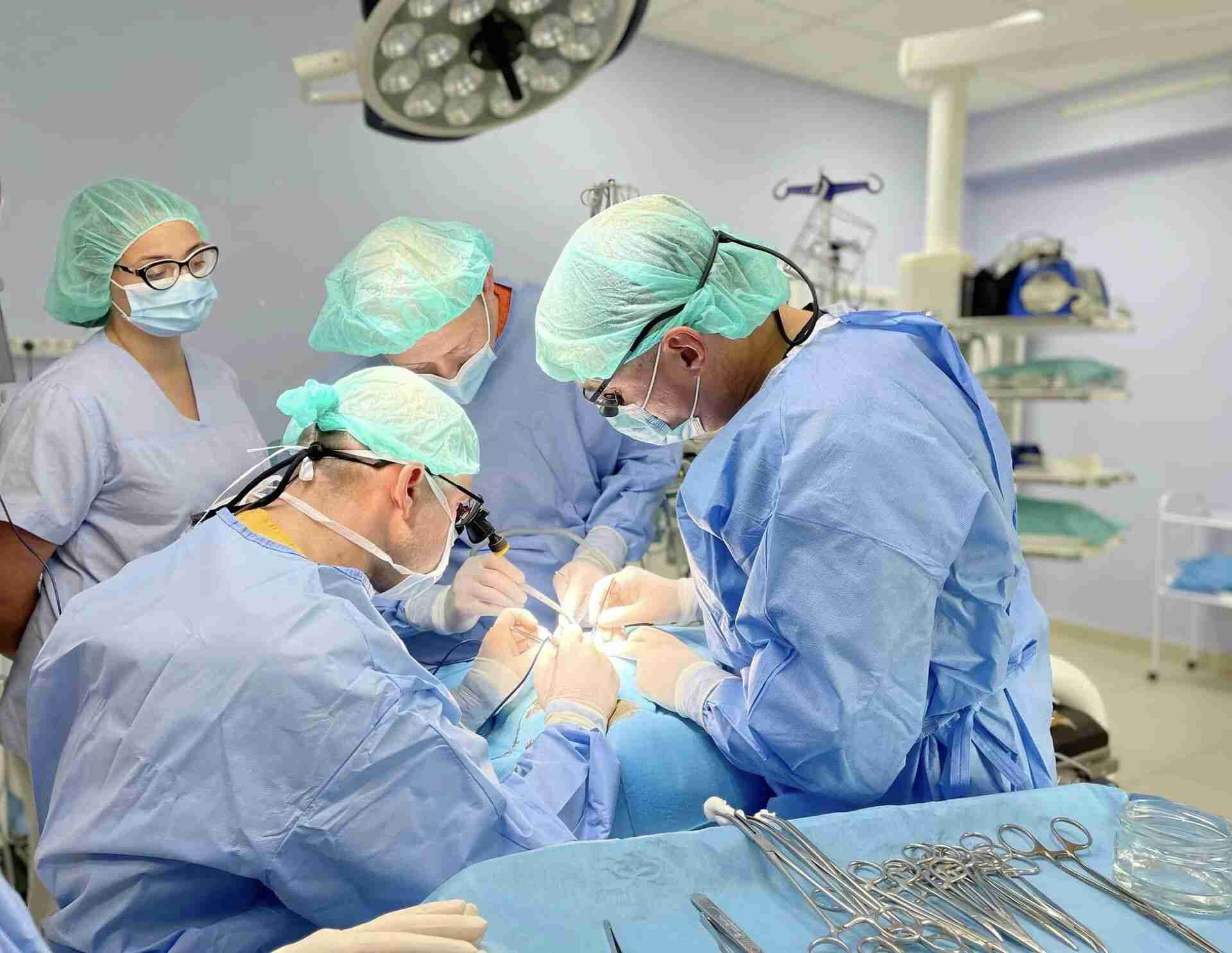 У Львові хірурги провели надзвичайно складну операцію на шиї підлітку (ФОТО)