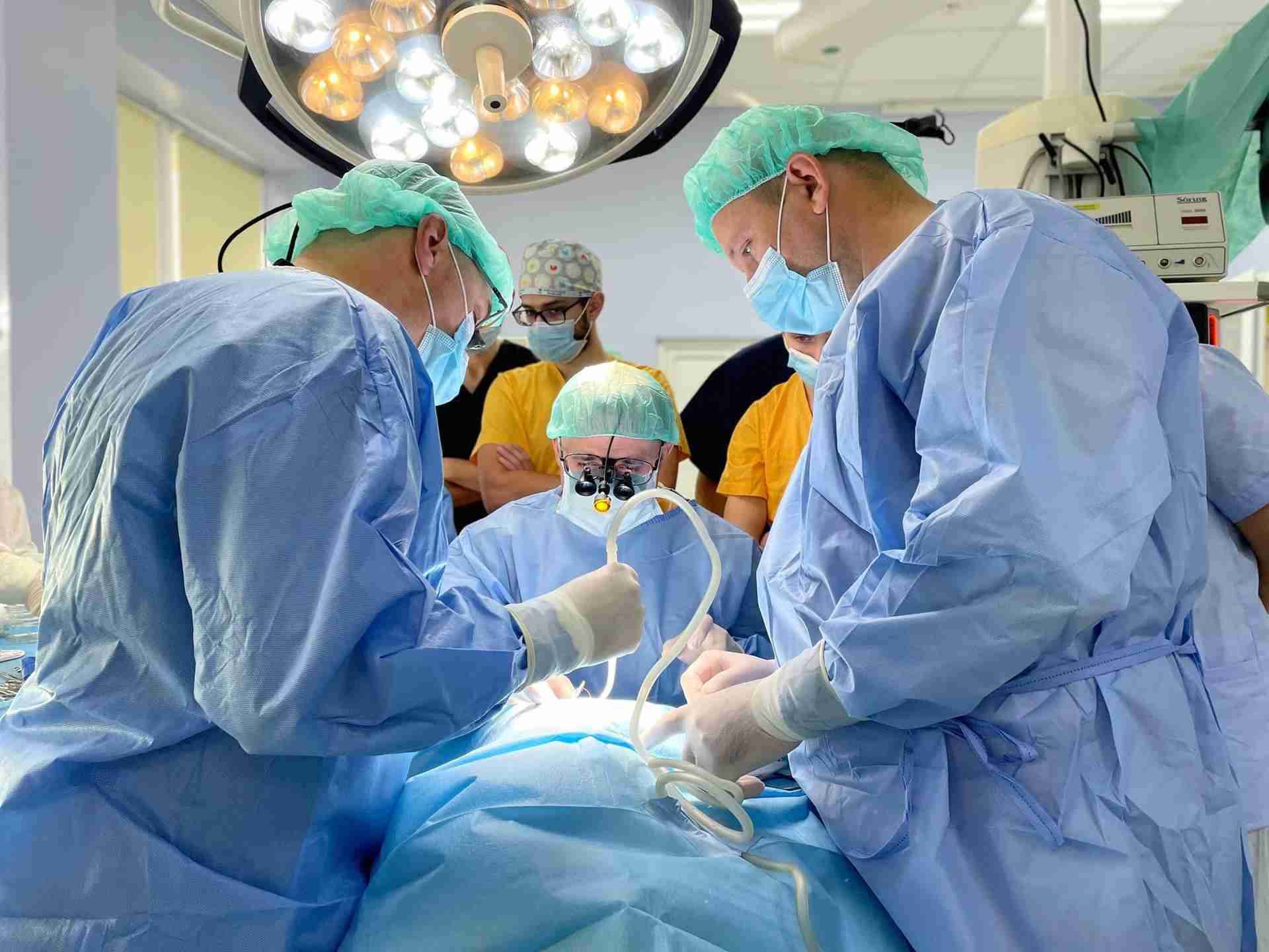 У Львові хірурги провели надзвичайно складну операцію на шиї підлітку (ФОТО)