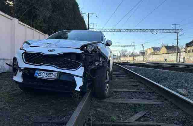 У Львові колишня поліцейська на авто зʼїхала з дороги і впала на залізничну колію