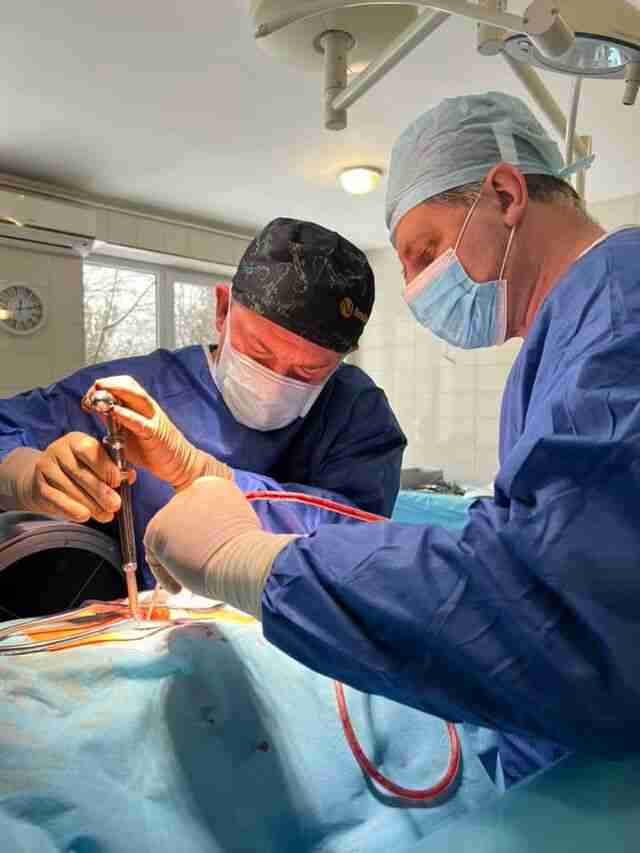 У Львові лікарі провели унікальну операцію жінці, яка три місяці ходила зі зламаним хребтом (ФОТО)