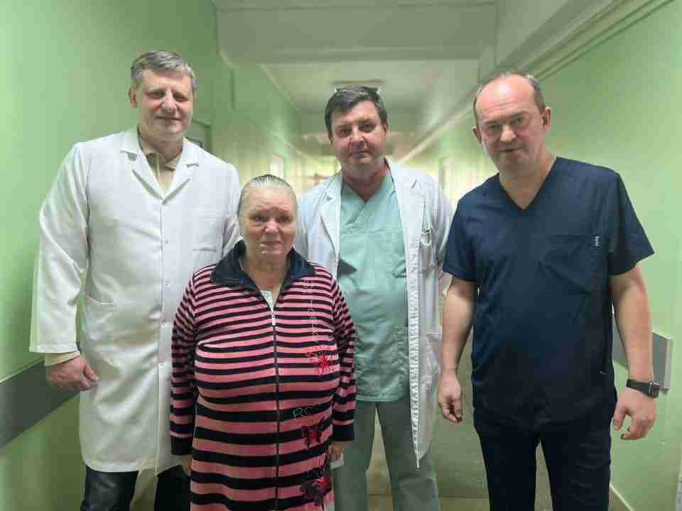 У Львові лікарі провели унікальну операцію жінці, яка три місяці ходила зі зламаним хребтом (ФОТО)