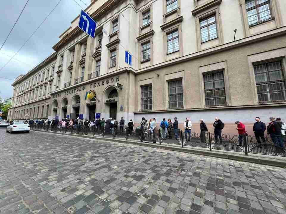 У Львові люди чекають початку продажу легендарної марки (ВІДЕО, ФОТО)