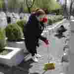 У Львові люди вийшли на суботню толоку перед Великоднем: прибирали кладовище (фото)