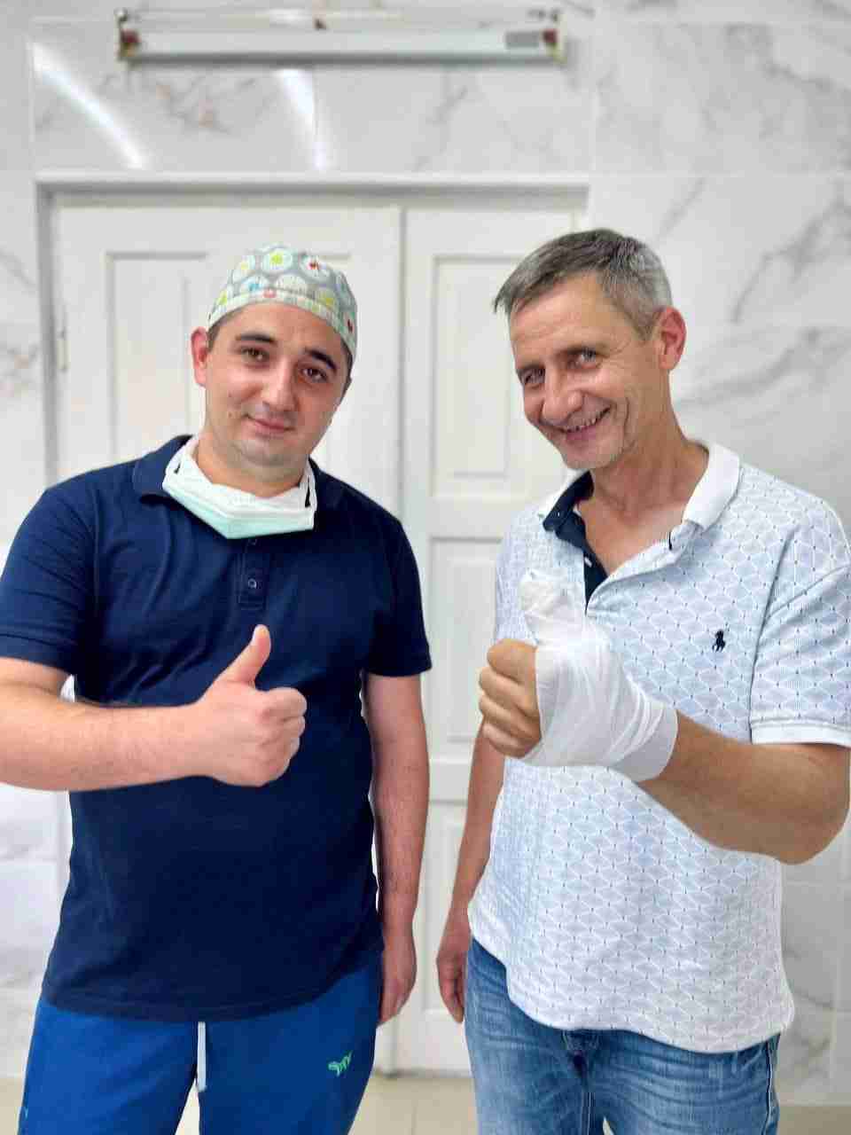 У Львові медики вчасно прийшли на допомогу водію, в якого рука потрапила у вентилятор (ФОТО)