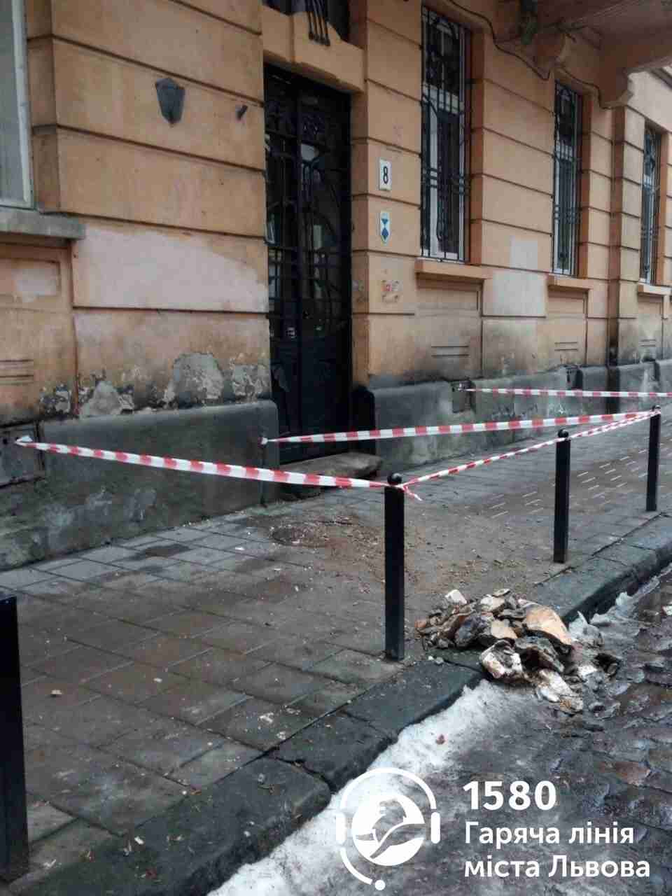 У Львові мешканці скаржаться на аварійні балкони (ФОТО)