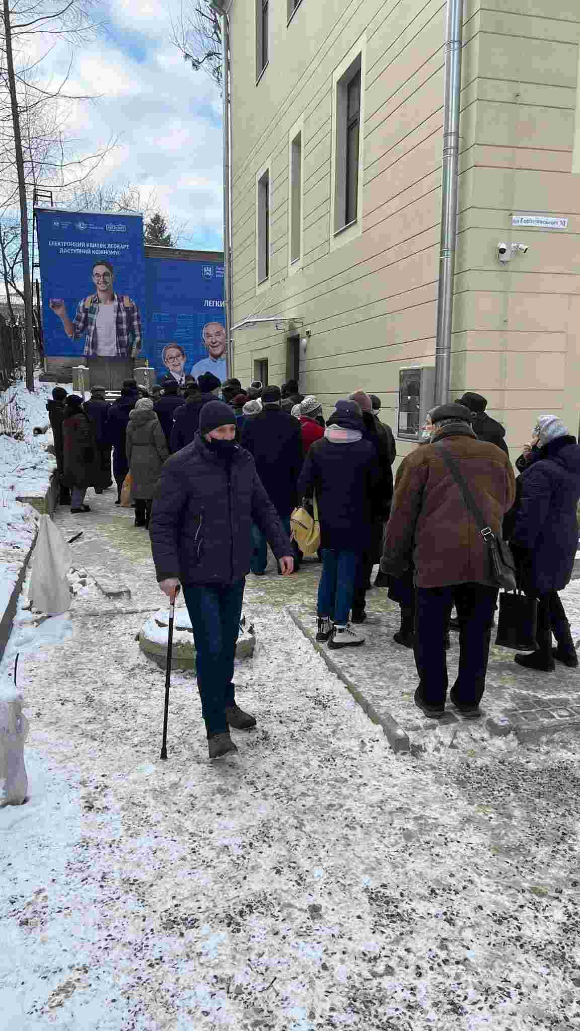 У Львові містяни годинами на морозі стоять у черзі, щоб отримати «Леокарт» (ФОТО)