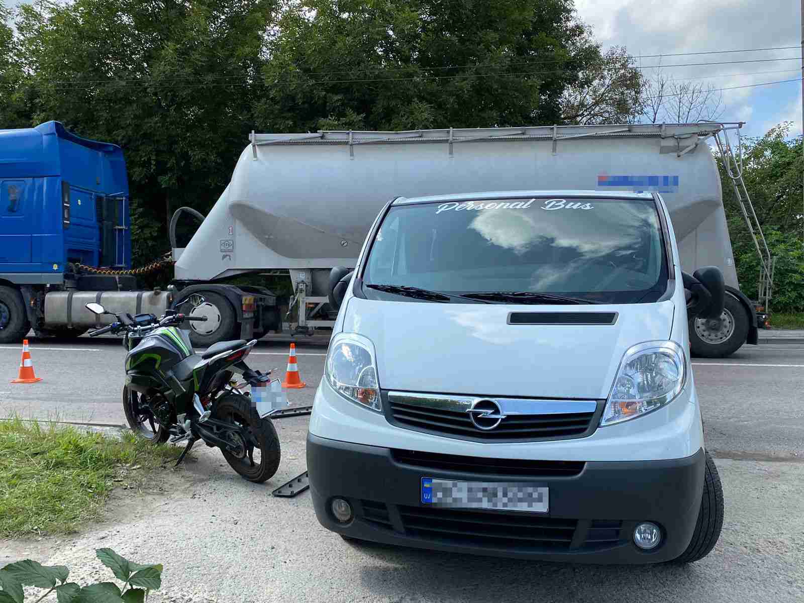 У Львові молода мотоциклістка зіткнулася з мікроавтобусом (ФОТО)