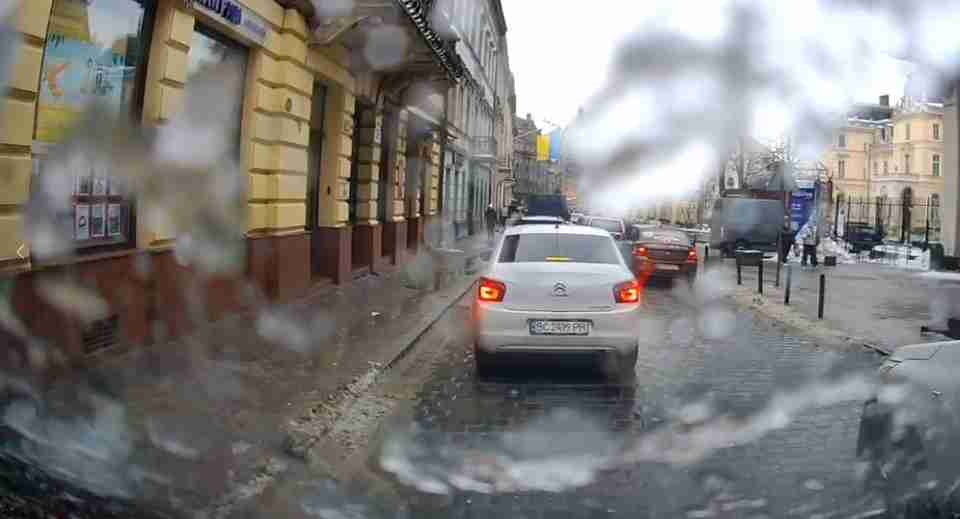 У Львові на автівку під час руху впала льодова брила (ВІДЕО)