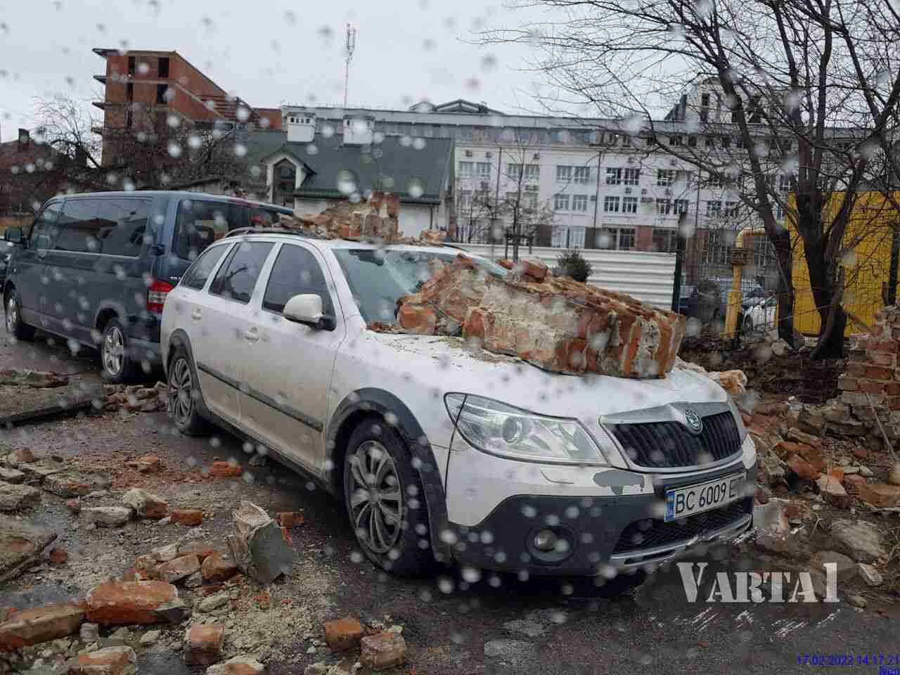 У Львові на авто впала стіна (ФОТО)