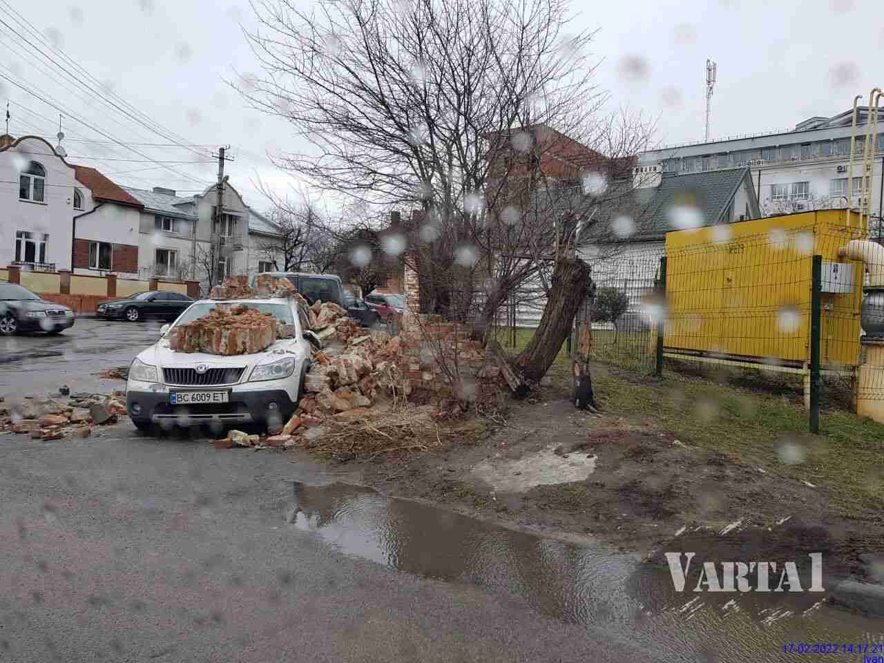 У Львові на авто впала стіна (ФОТО)