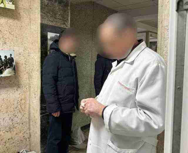 У Львові на хабарі затримали хірурга військового госпіталю