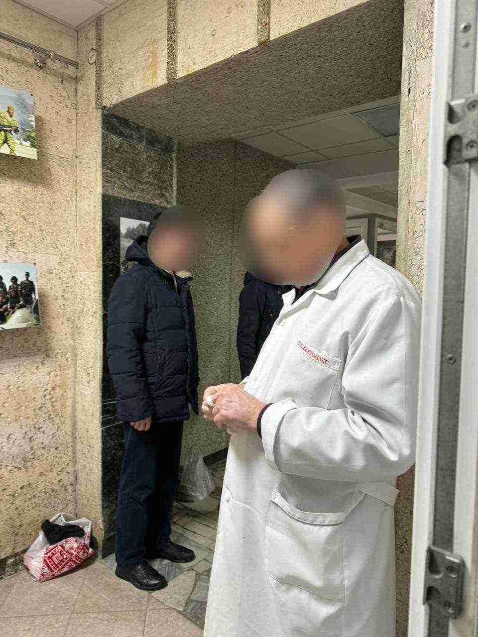 У Львові на хабарі затримали хірурга військового госпіталю
