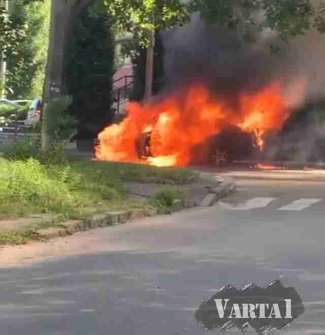 У Львові вибухнув і згорів автомобіль (ВІДЕО)