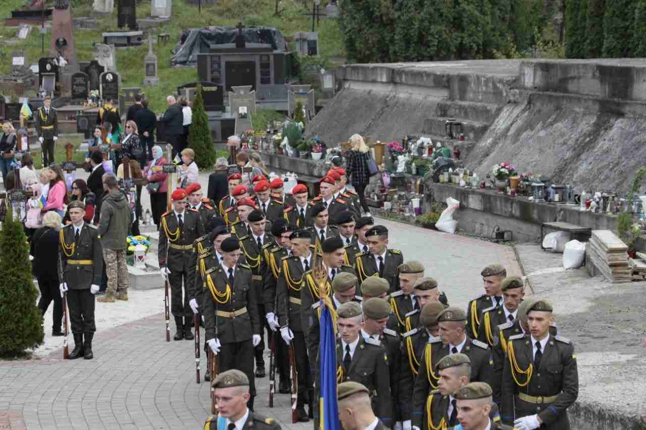 У Львові на Личаківському кладовищі вшанували пам’ять полеглих Героїв України (ФОТОРЕПОРТАЖ)