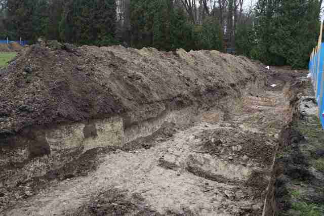 У Львові на Марсовому полі почали ексгумацію давніх поховань (ФОТО)