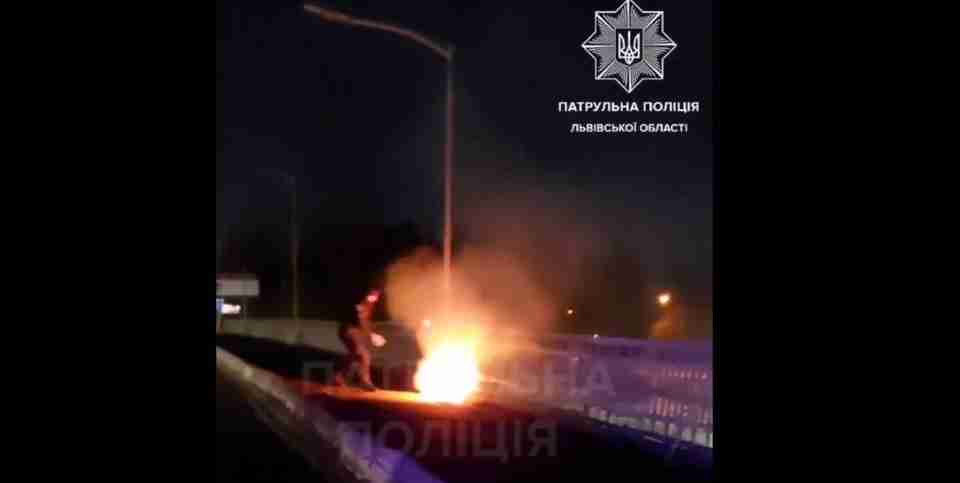 У Львові на одному зі шляхопроводів міста поліція ліквідувала пожежу (ВІДЕО)
