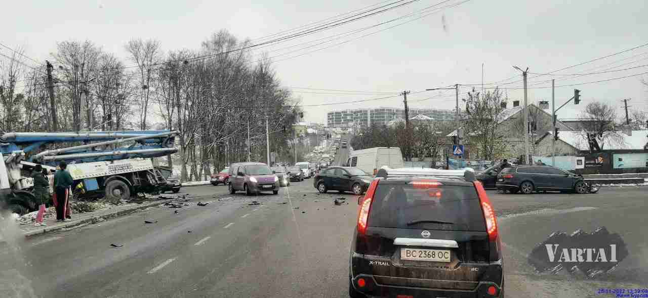 У Львові на перехресті відбулося лобове зіткнення авто з бетононасосом (ФОТО)