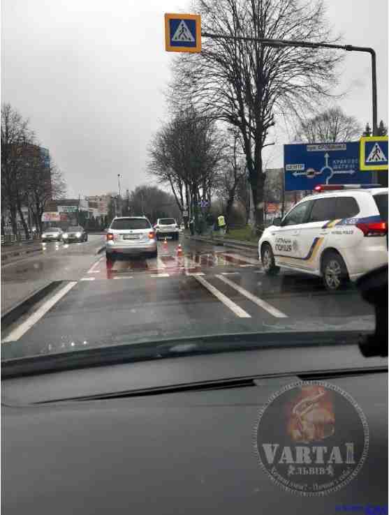 У Львові на пішохідному переході внаслідок ДТП постраждав військовий (фото, відео)