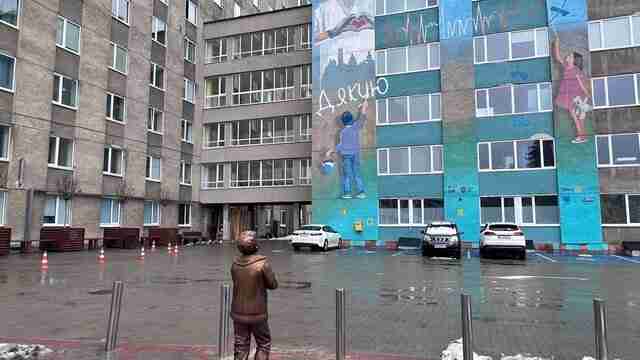 У Львові на подвір’ї лікарні встановили скульптуру хлопчика, який чекає тата з операційної (ФОТО)