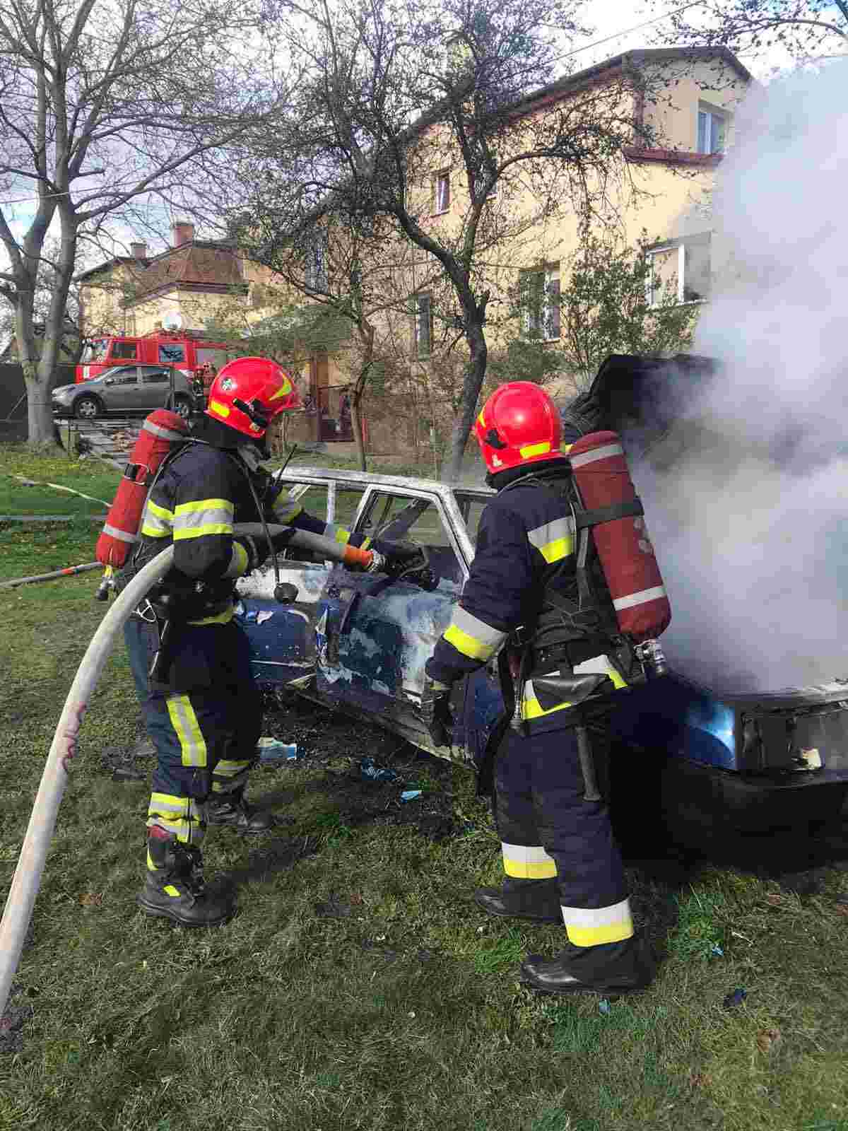 У Львові на подвір’ї згорів автомобіль (фото)