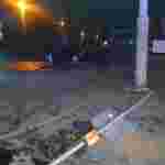 У Львові на світанку п’яний водій Audi розтрощив світлофор та огорожу, іномарка спалахнула, як факел (ФОТО)