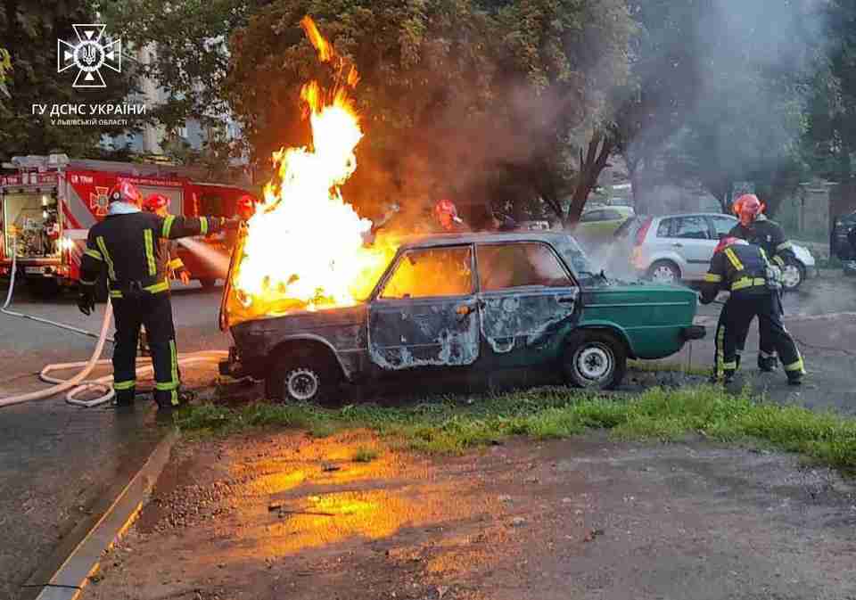 У Львові на світанку загорівся припаркований на вулиці автомобіль, вогонь перекинувся на автівки поруч (ФОТО, ВІДЕО)